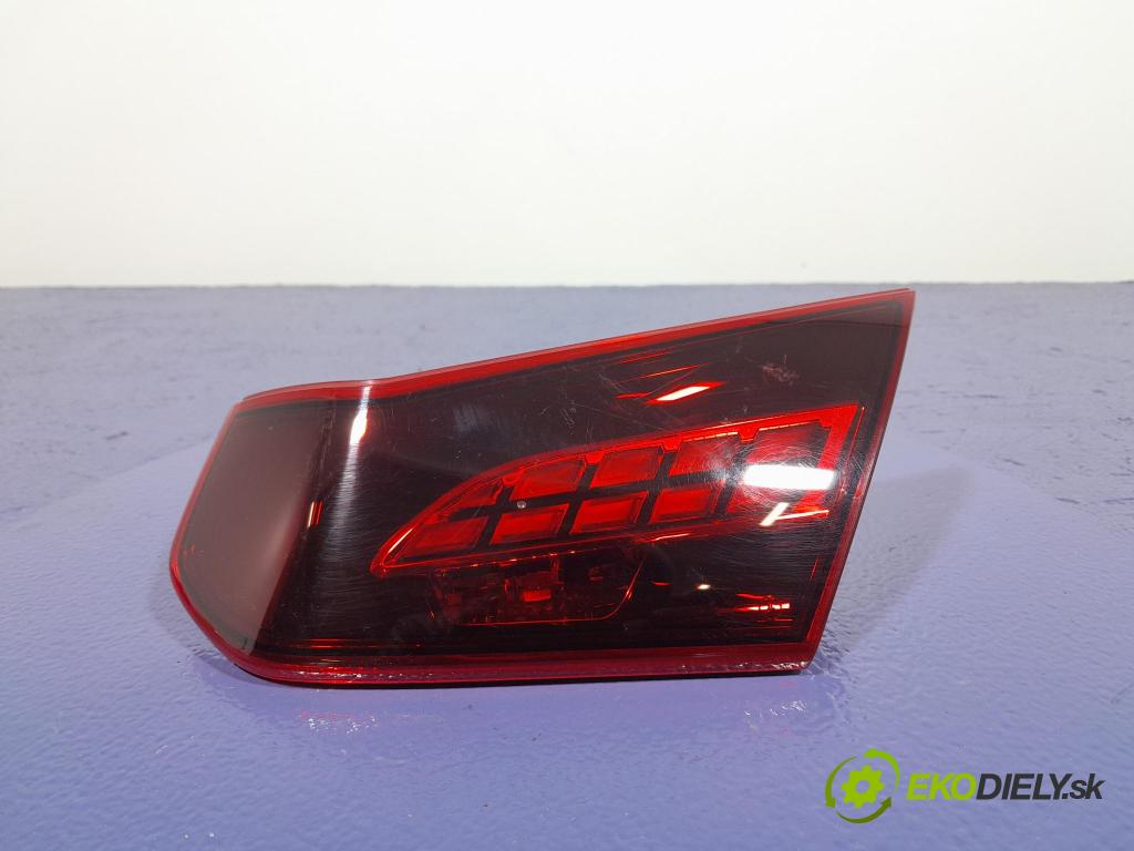 Mercedes E-klasa 2020 svetlo / reflektor zad Prava: Vnútri: A2139068405