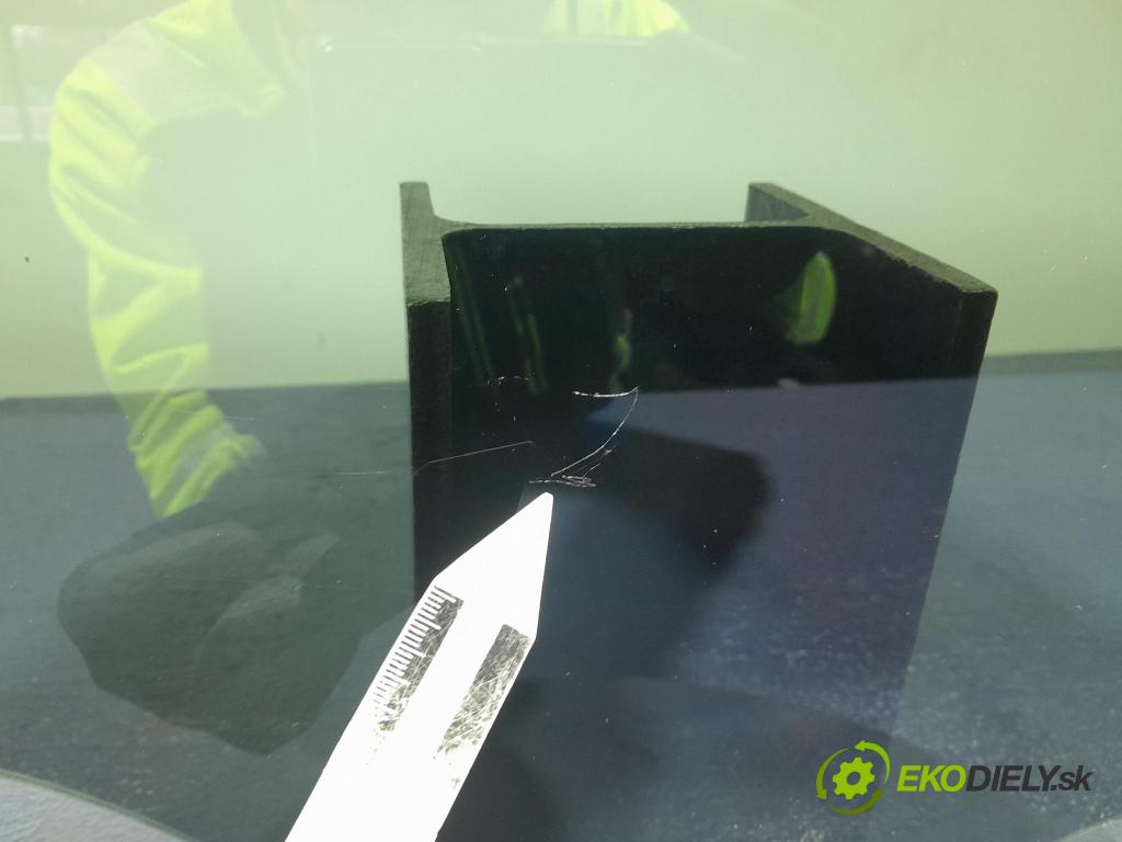 Bmw X7 2021 sklo dvere zad Prava: