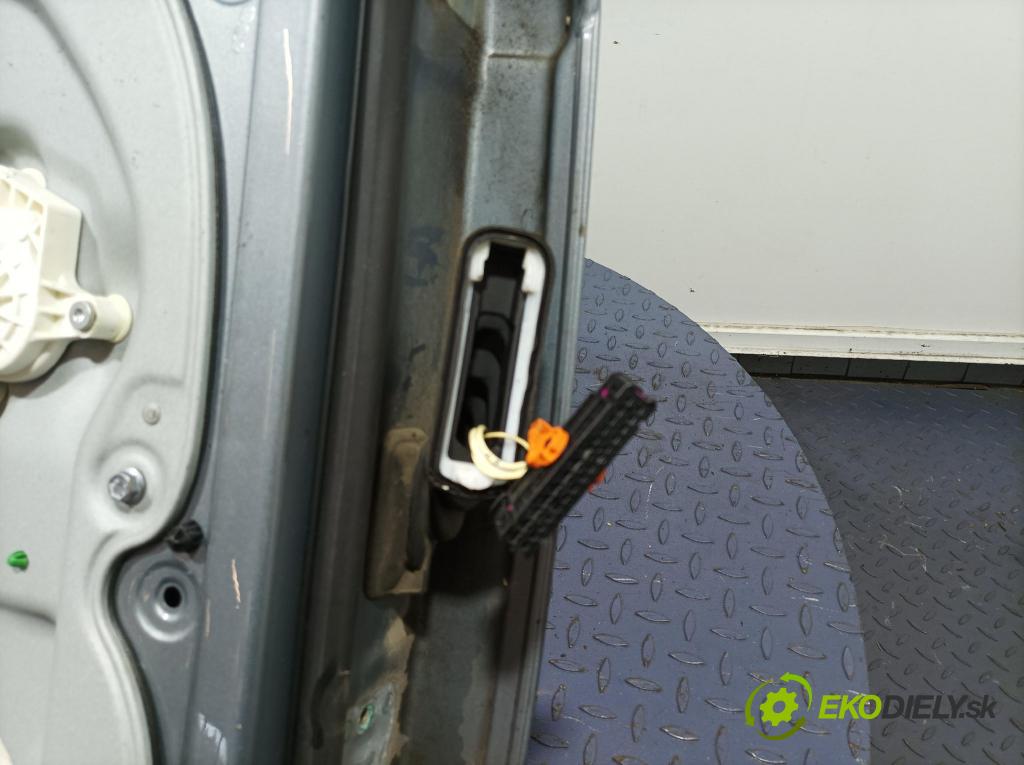 Vw Touran 2007 dvere zad Vľavo: 