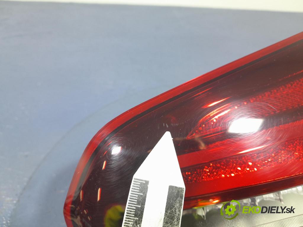 Mercedes Gla-klasa 2019 svetlo / reflektor zad Prava: Vnútri: A1569068800