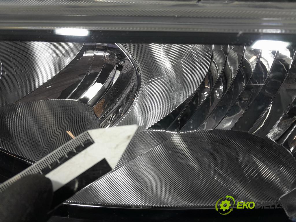 Skoda Octavia 2015 Reflektor: Vľavo: 5E1941017