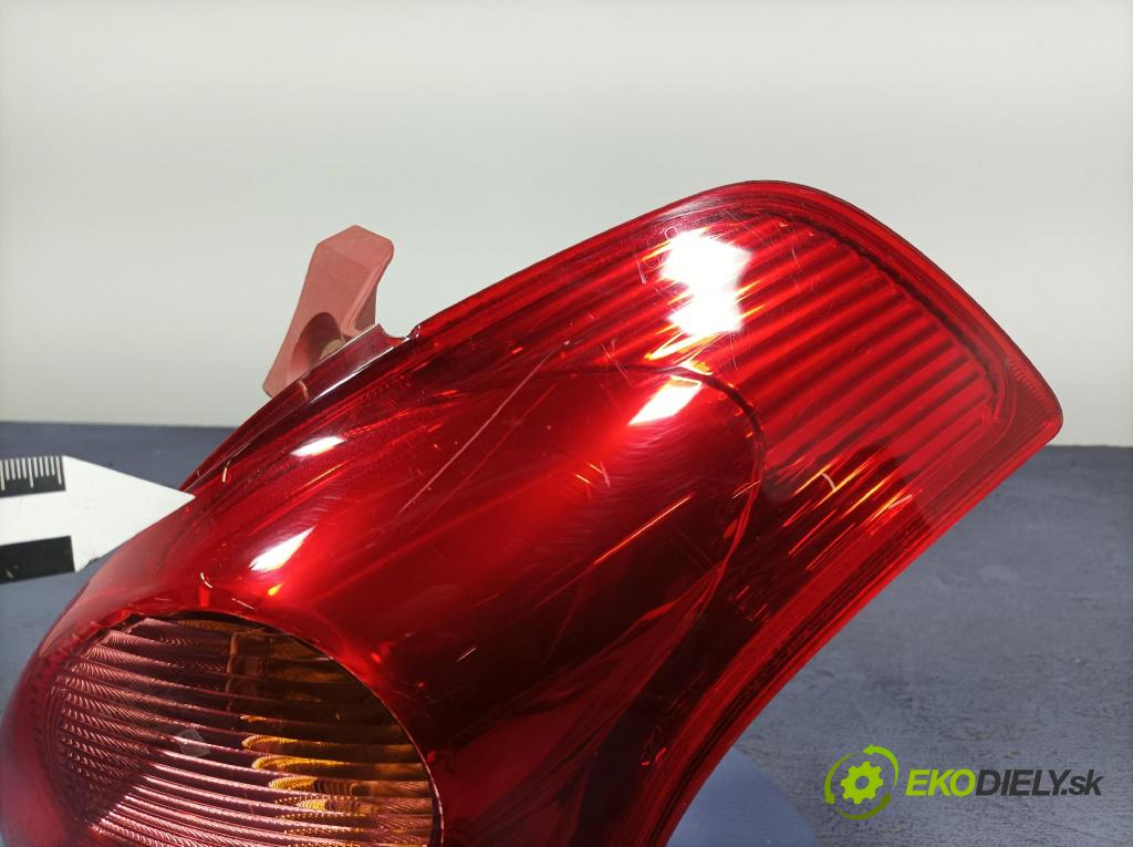 Suzuki Swift 2007 svetlo / reflektor zad Prava: Vonkajsia: