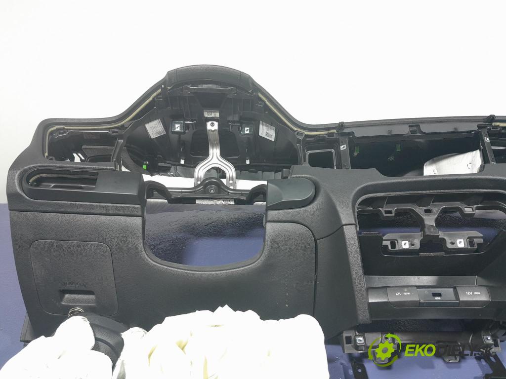 Kia Ceed 2020 kokpit,pristrojová doska