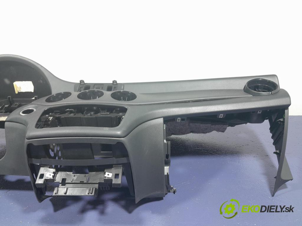 Mercedes Gla-klasa 2019 kokpit,pristrojová doska