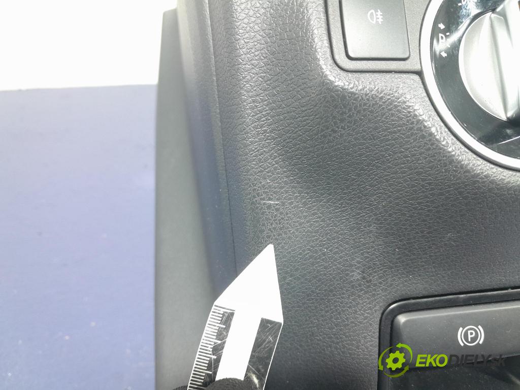 Mercedes Gla-klasa 2019 kokpit,pristrojová doska