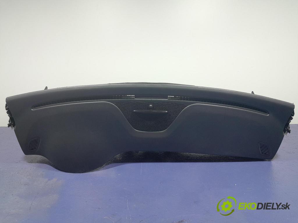 Mercedes Gla-klasa 2019 kokpit,pristrojová doska