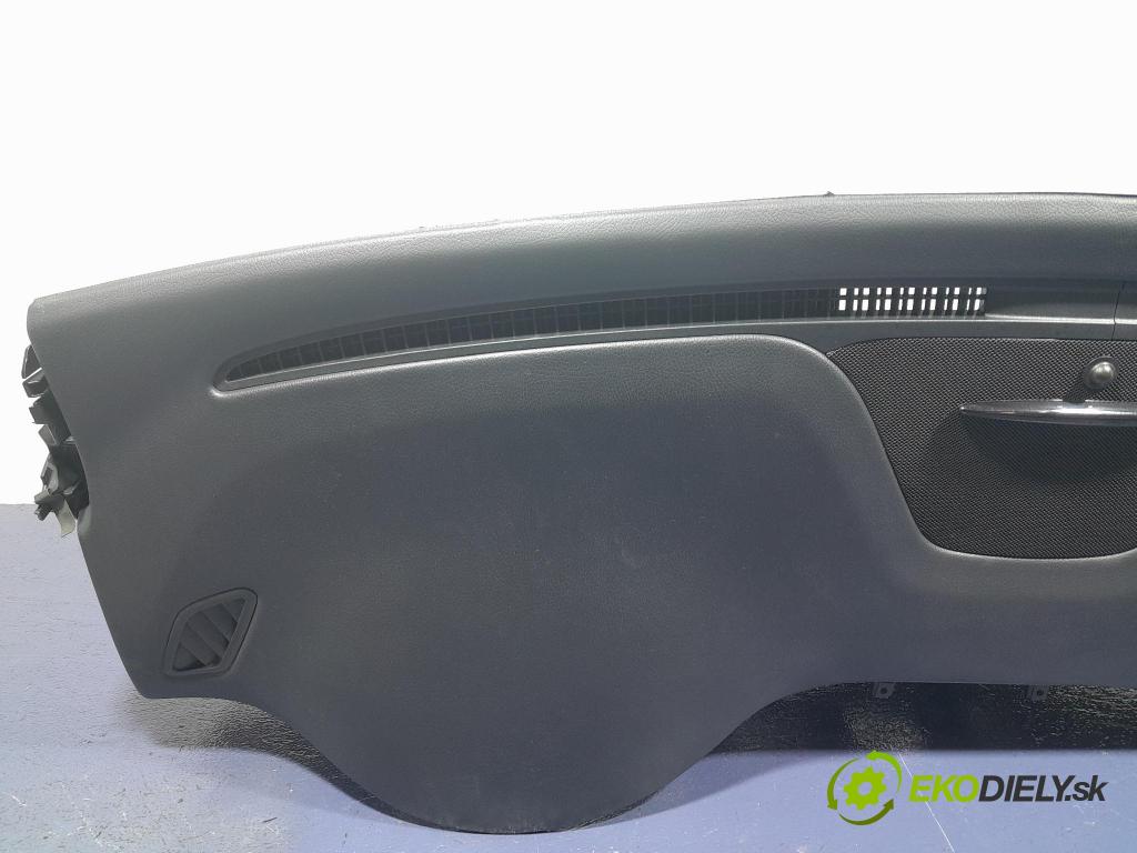 Mercedes Gla-klasa 2019 kokpit,pristrojová doska