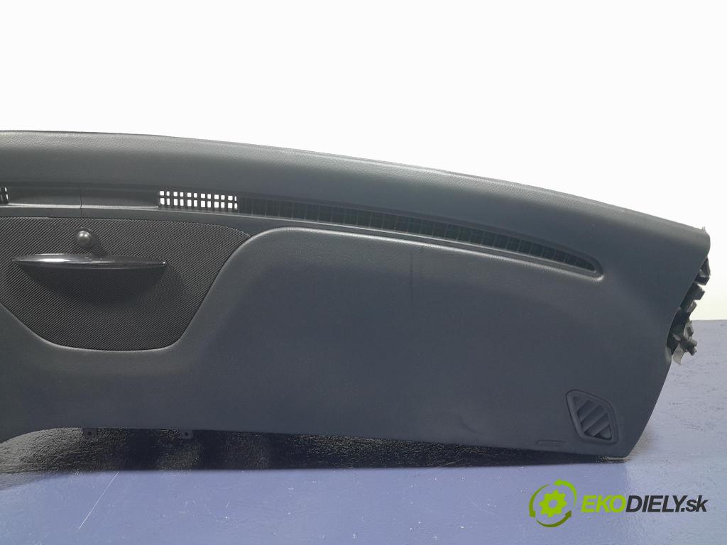 Mercedes Gla-klasa 2019 kokpit,pristrojová doska