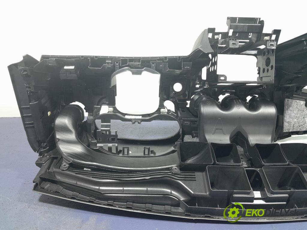 Mercedes Gla-klasa 2019 kokpit,pristrojová doska