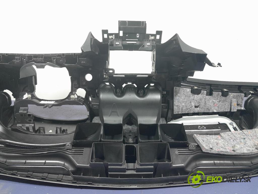 Mercedes Gla-klasa 2019 kokpit,pristrojová doska