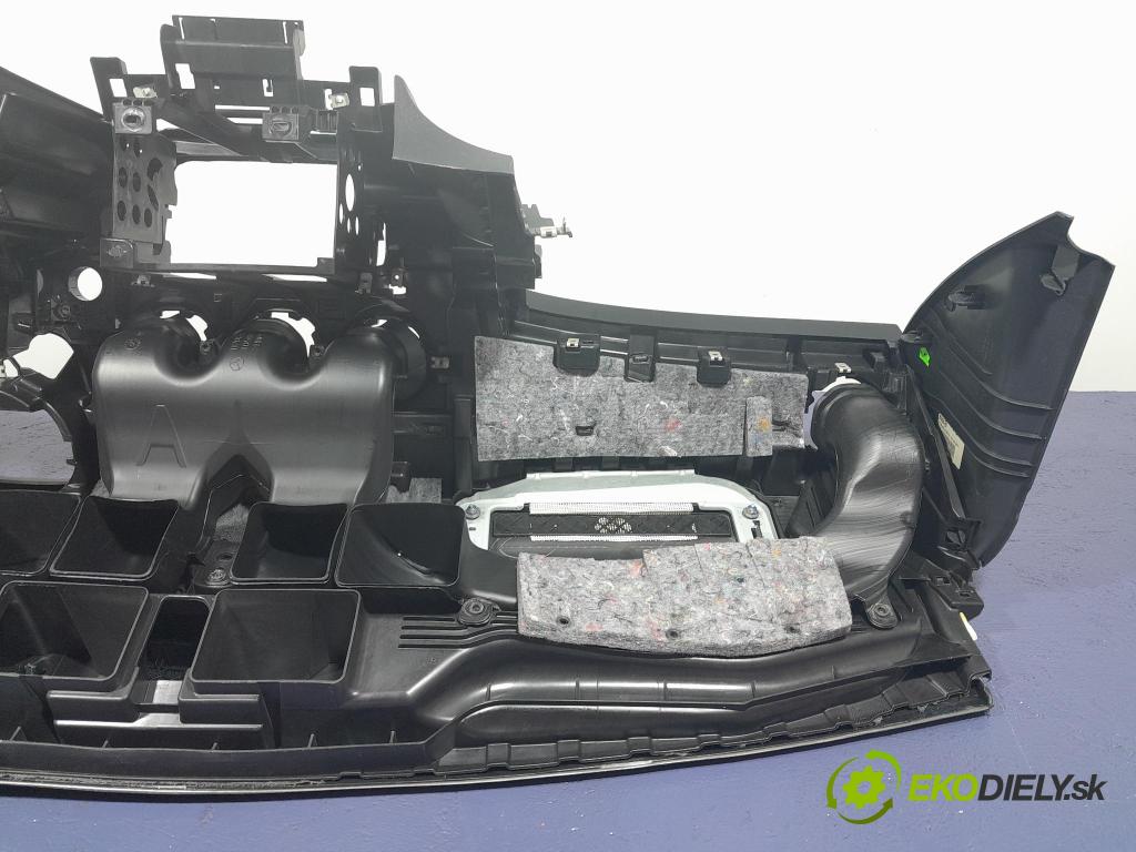 Mercedes Gla-klasa 2019 kokpit,pristrojová doska