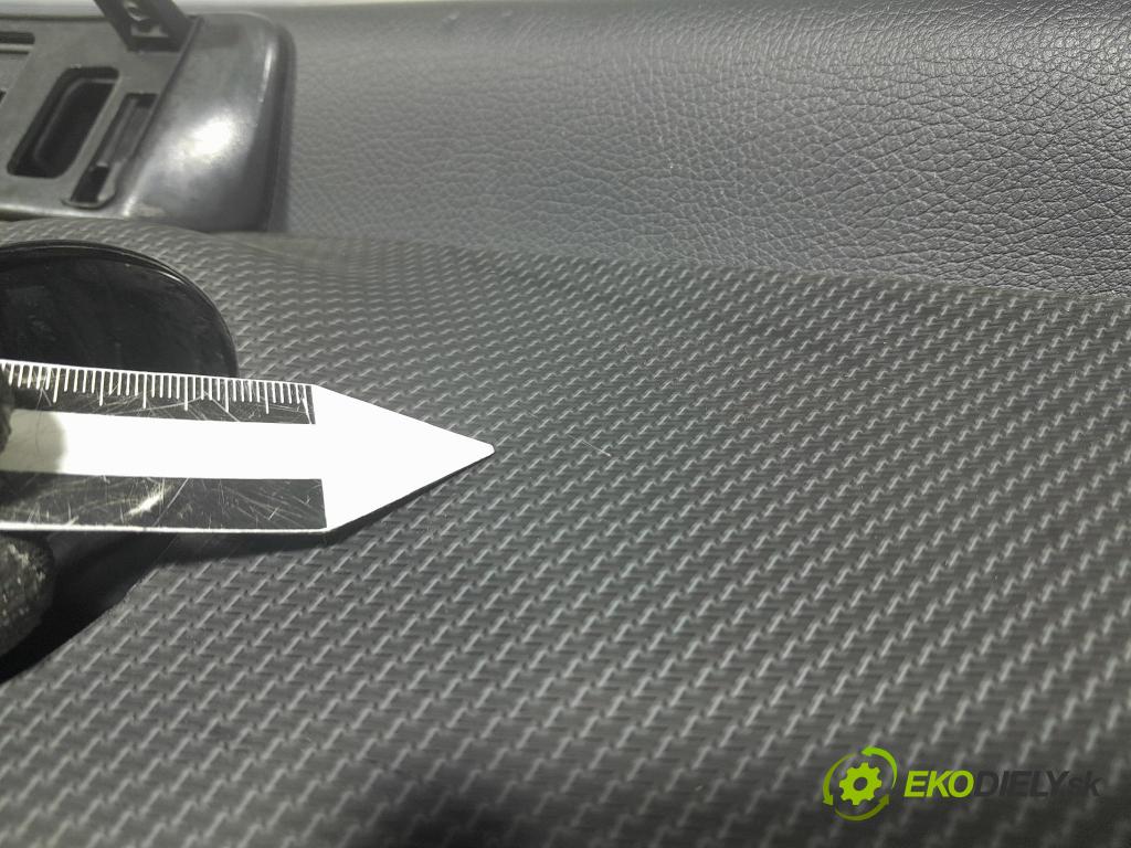 Mercedes Gla-klasa 2019 kokpit,pristrojová doska