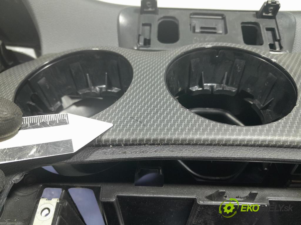 Mercedes Gla-klasa 2019 kokpit,pristrojová doska 