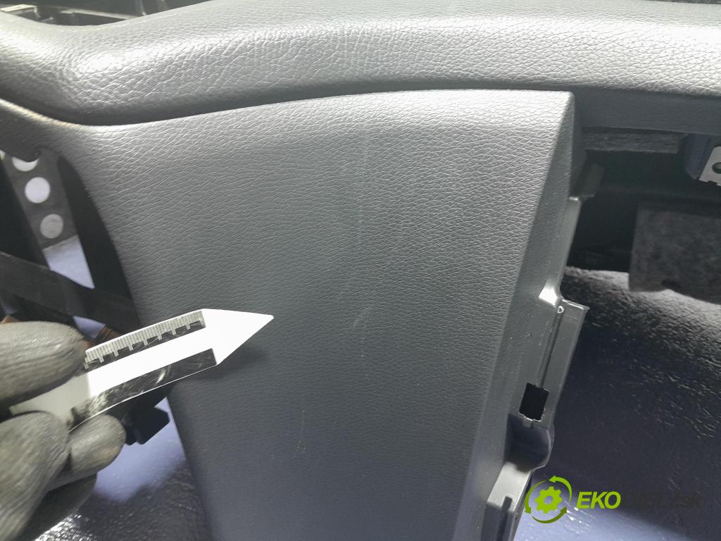 Mercedes Gla-klasa 2019 kokpit,pristrojová doska