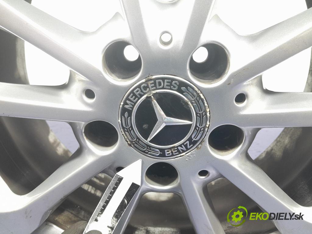 Mercedes Gla-klasa 2019 kokpit,pristrojová doska