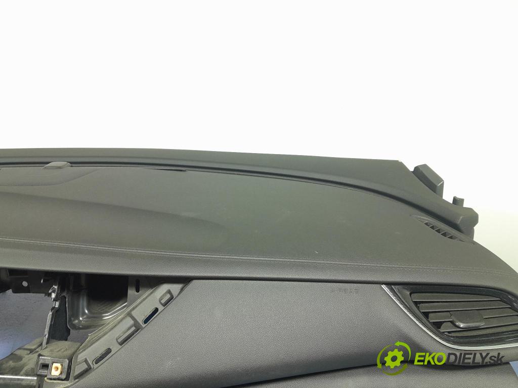 Opel Insignia 2018 kokpit,pristrojová doska