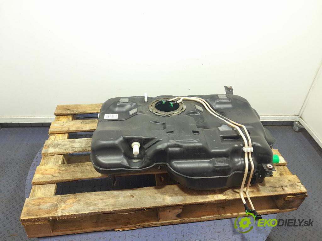 Mercedes Gla-klasa 2019 Nádrž: paliva A2464702701