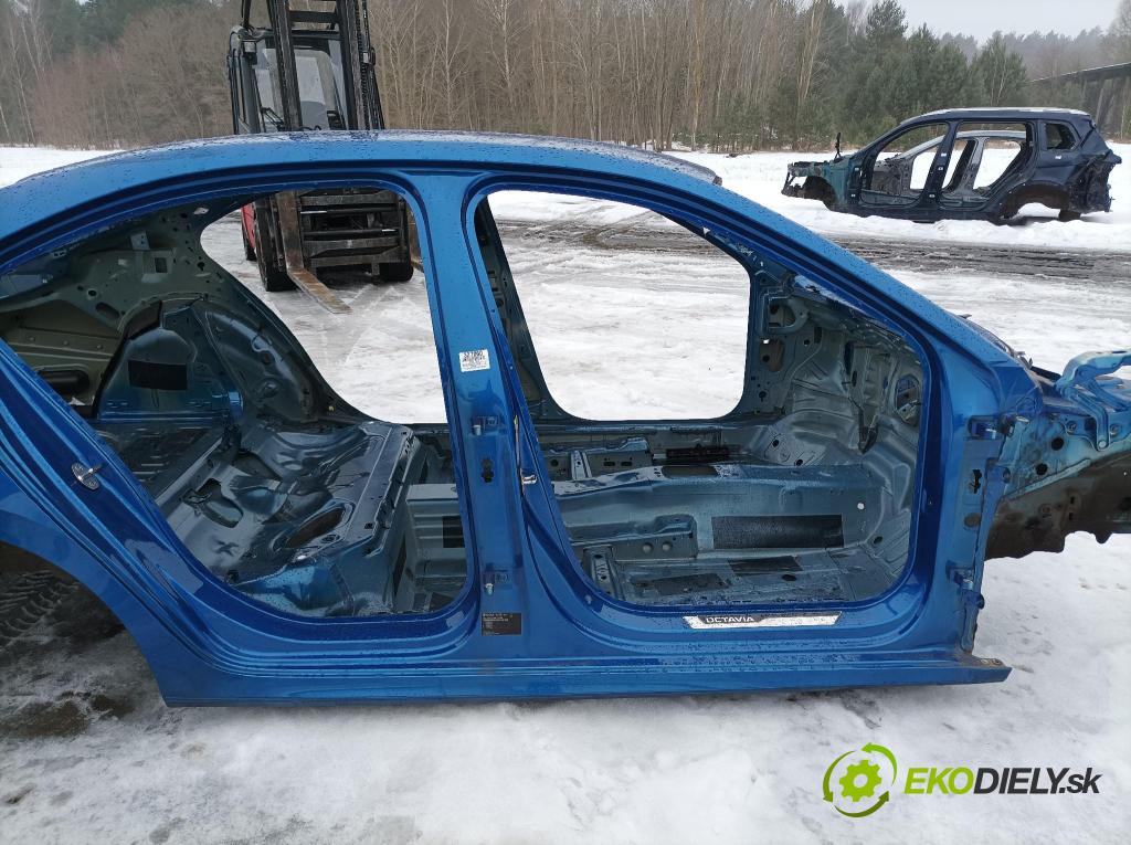 Skoda Octavia 2023 práh v pravo: