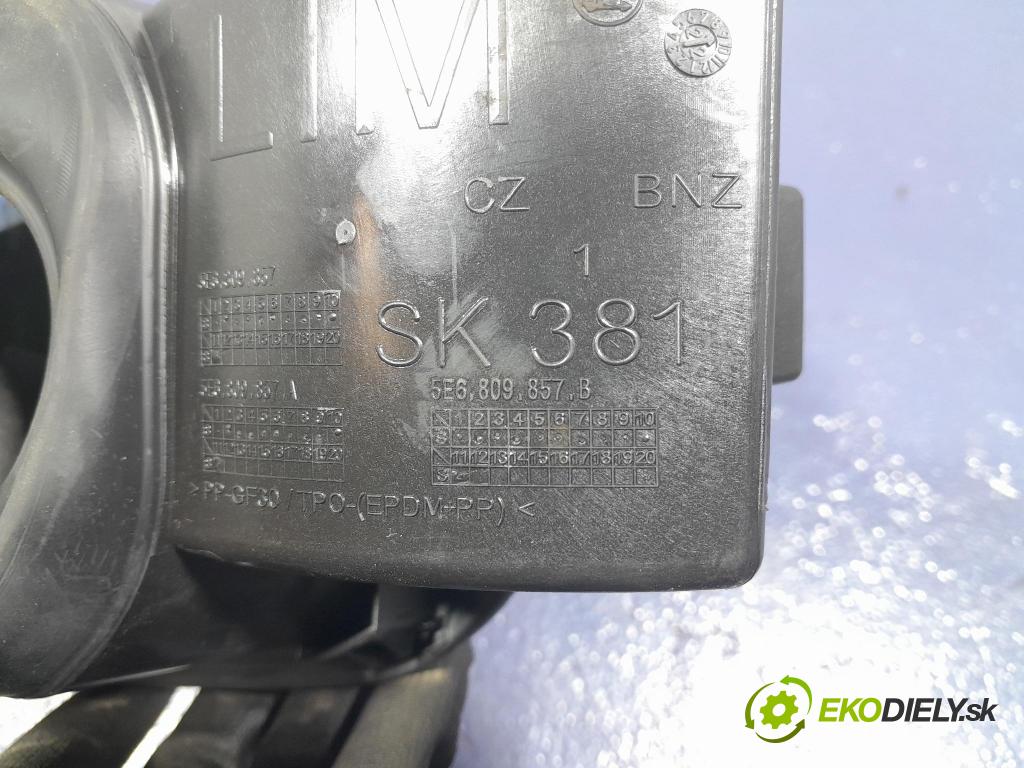 Skoda Octavia 2023 Klapka nádrže paliva 5E6809857