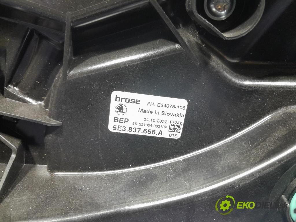 Skoda Octavia 2023 mechanismus stahování Sklenka: před v pravo: 5E3837656A