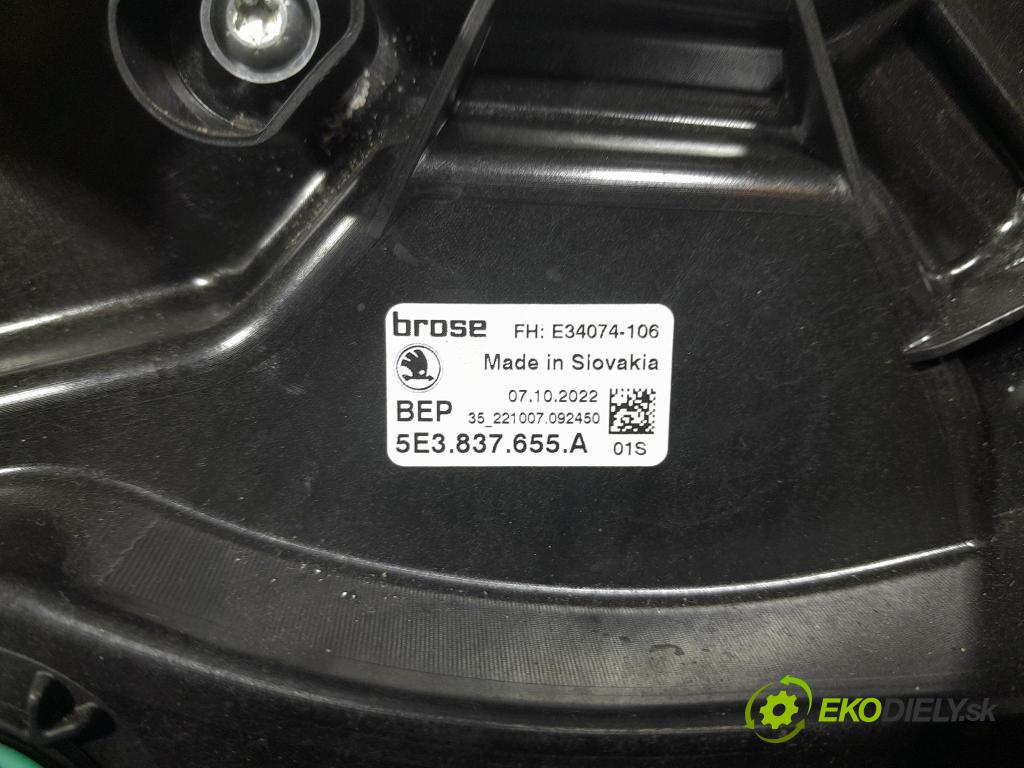 Skoda Octavia 2023 mechanismus stahování Sklenka: před Levý: 5E3837655A