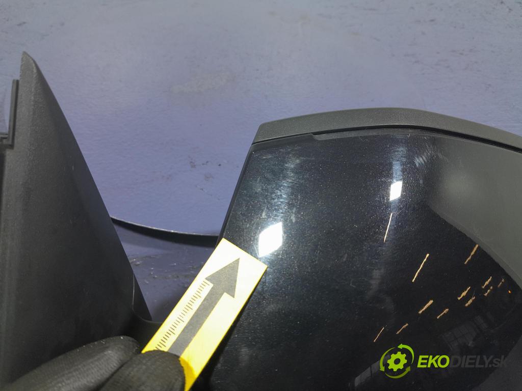 Skoda Octavia 2023 zpětné zrcátko Vlevo, odjet: