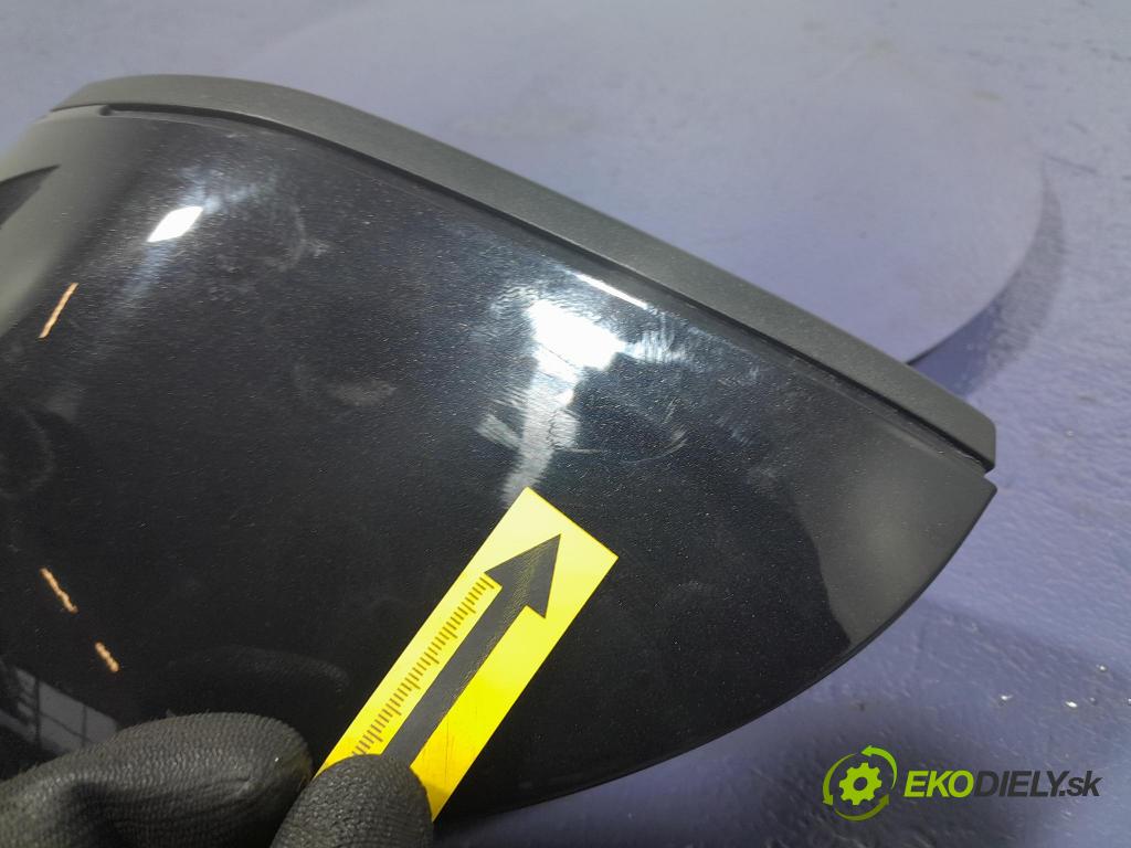 Skoda Octavia 2023 zpětné zrcátko Vlevo, odjet: