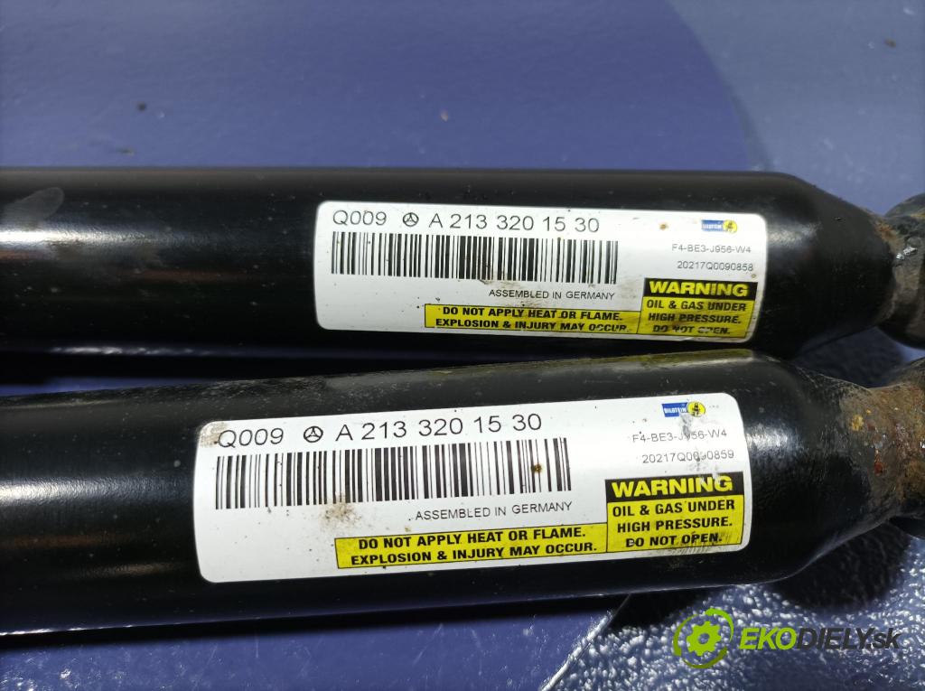 Mercedes E-klasa 2020 tlmič zad Vľavo.: A2133201530