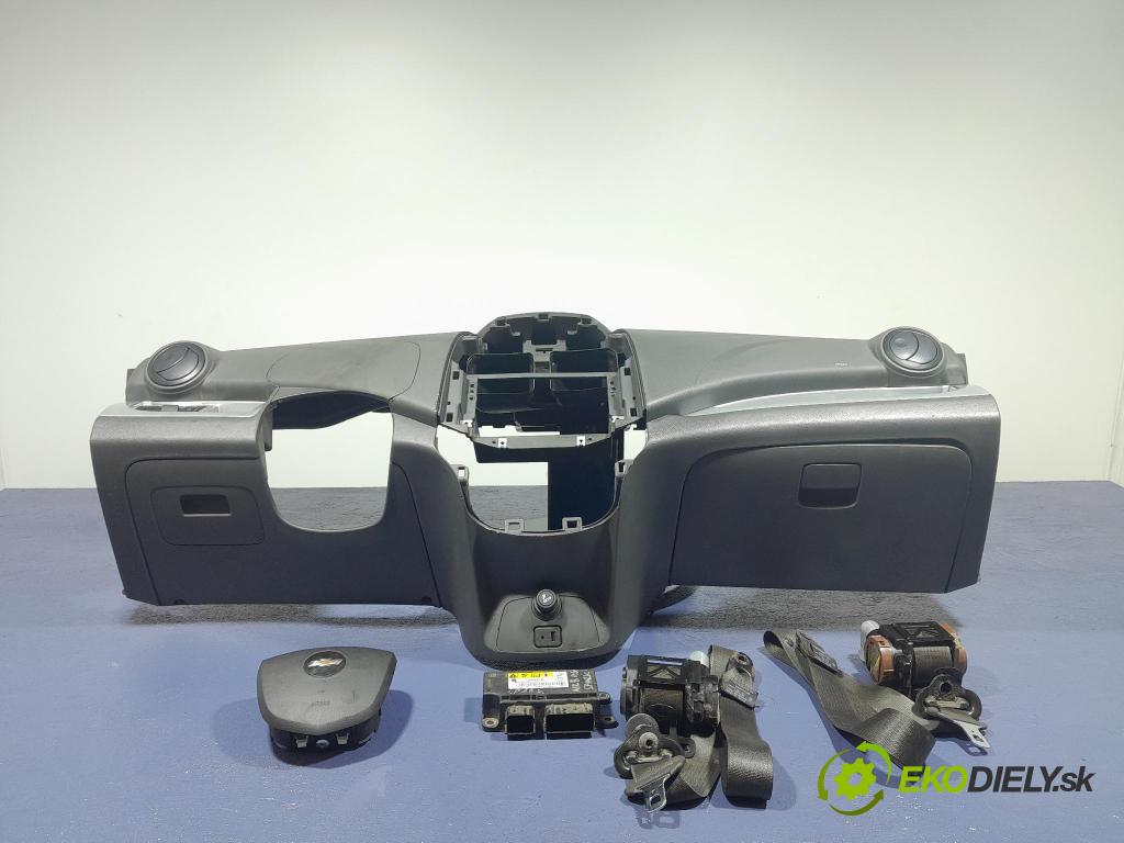 Chevrolet Spark 2013 kokpit,pristrojová doska