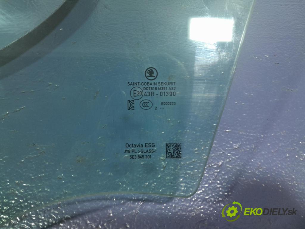 Skoda Octavia 2023 sklo dvere Predné ľavá 5E3845201