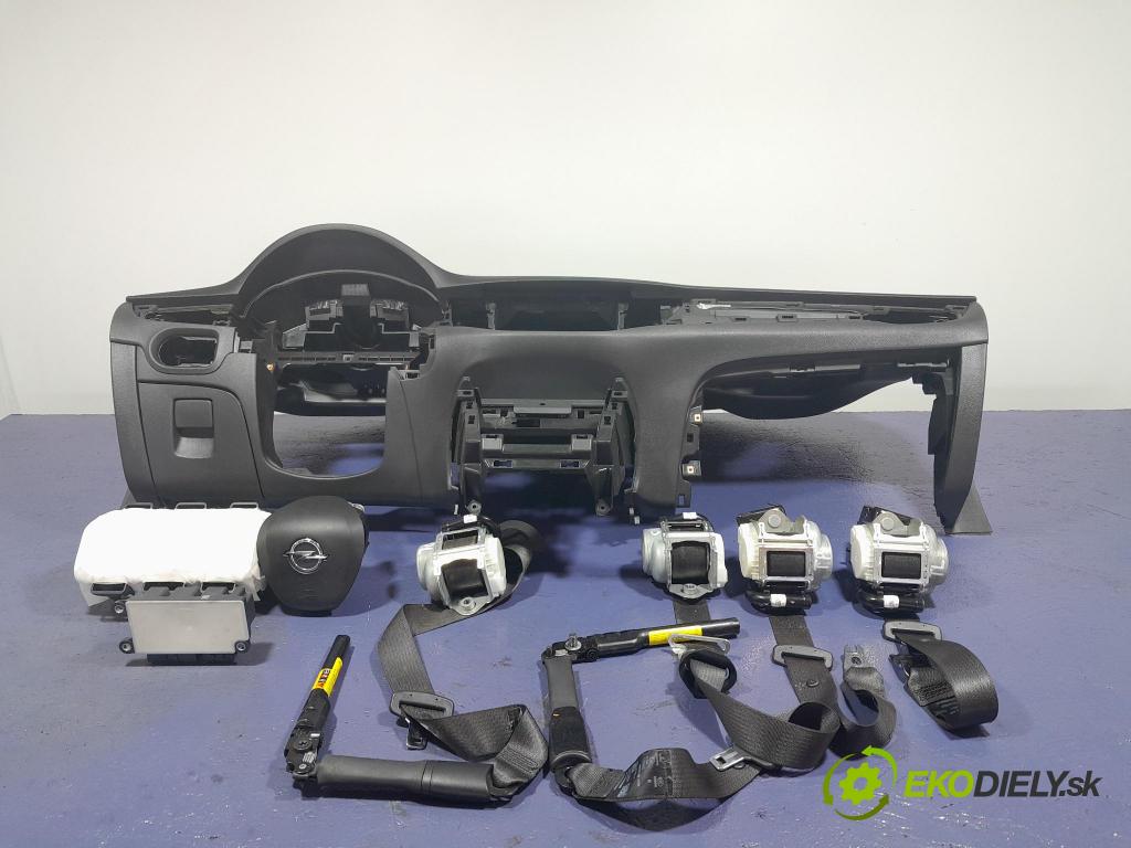 Opel Astra 2017 kokpit,pristrojová doska