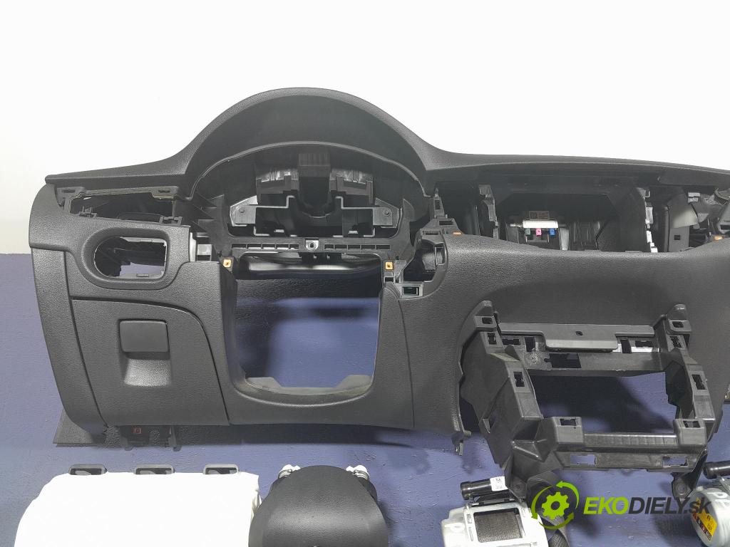 Opel Astra 2017 kokpit,pristrojová doska