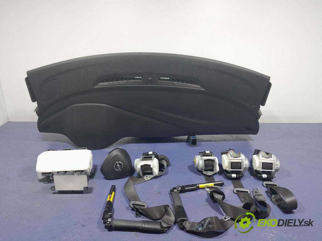 Opel Astra 2017 kokpit,pristrojová doska