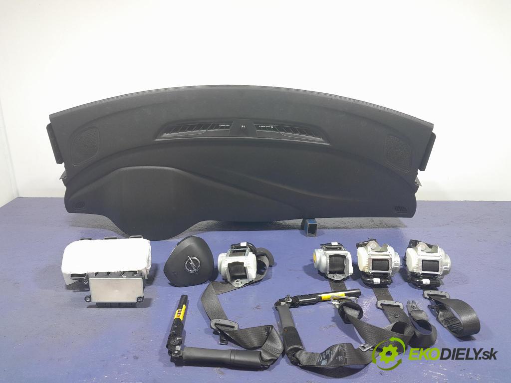 Opel Astra 2017 kokpit,pristrojová doska