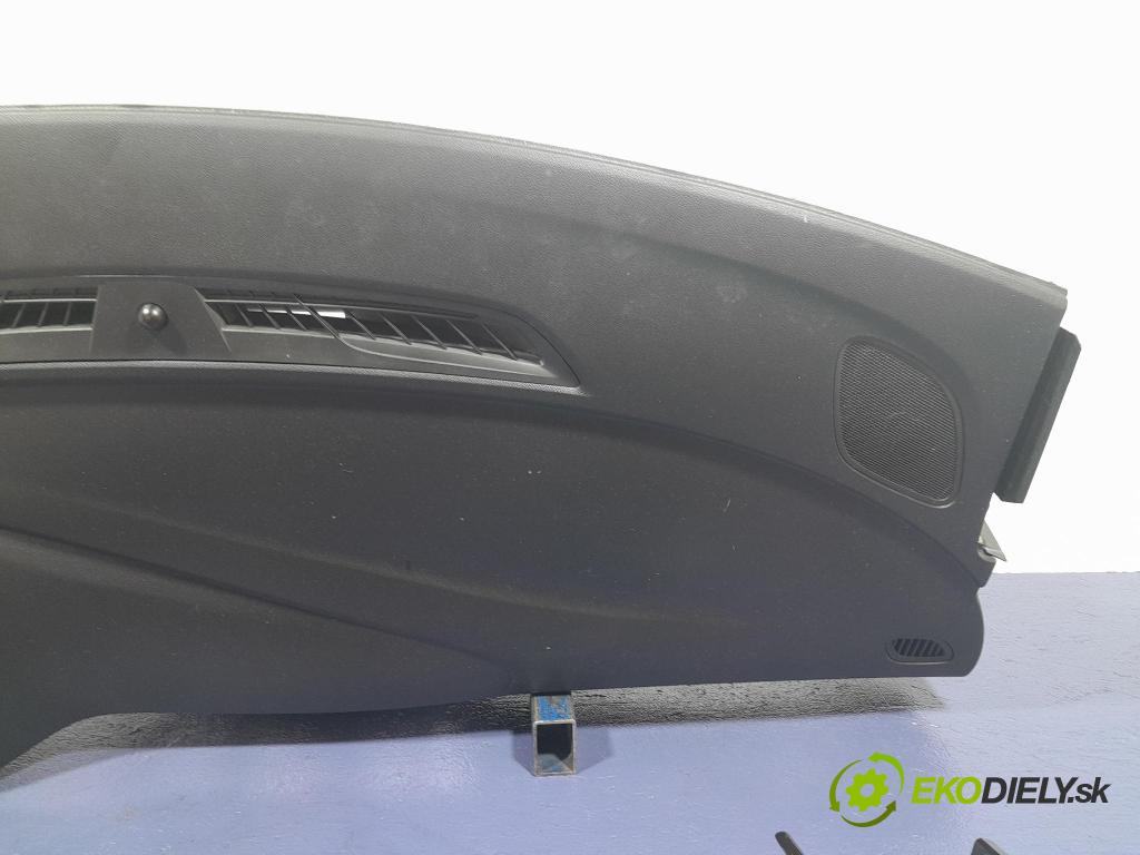 Opel Astra 2017 kokpit,pristrojová doska