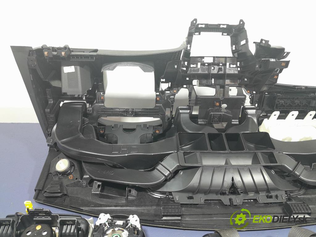 Opel Astra 2017 kokpit,pristrojová doska