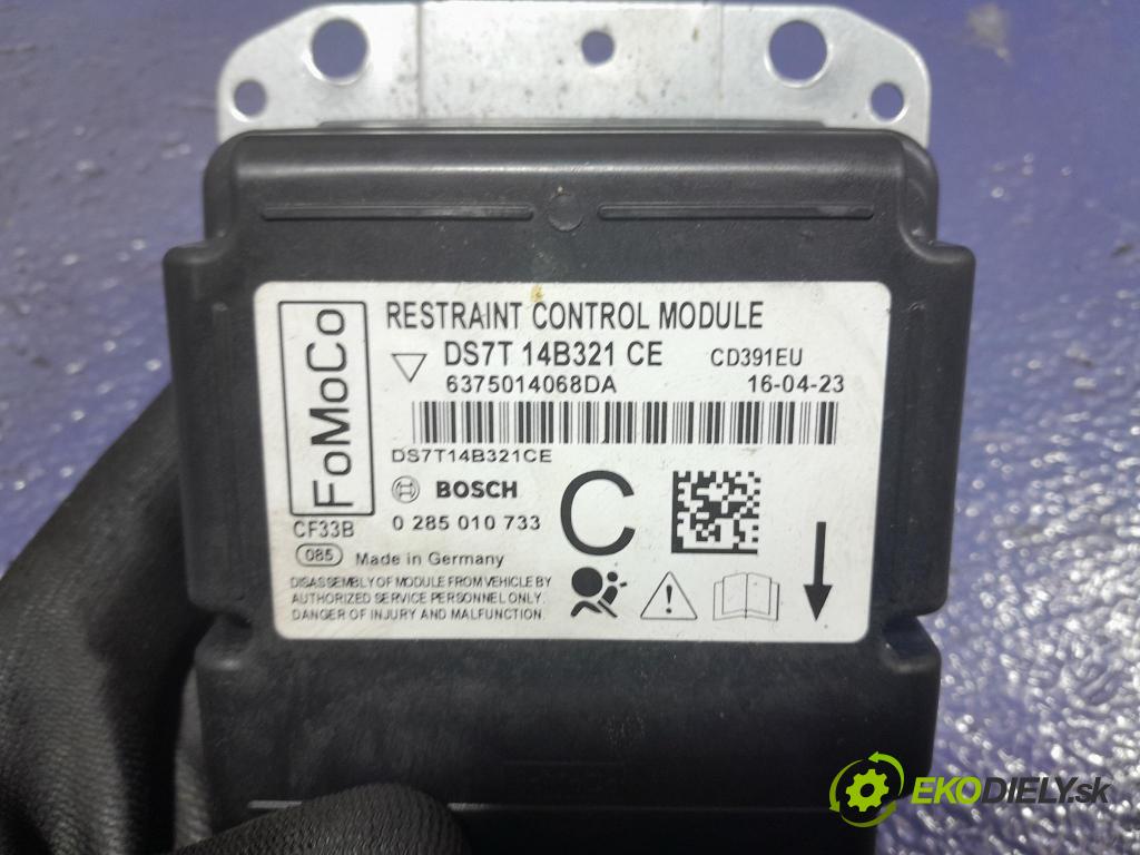 Ford Mondeo 2016 kokpit,pristrojová doska