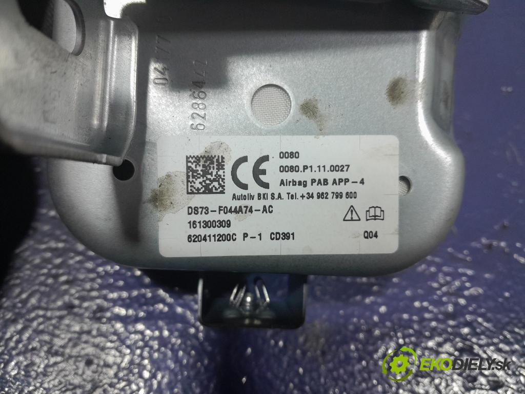 Ford Mondeo 2016 kokpit,pristrojová doska