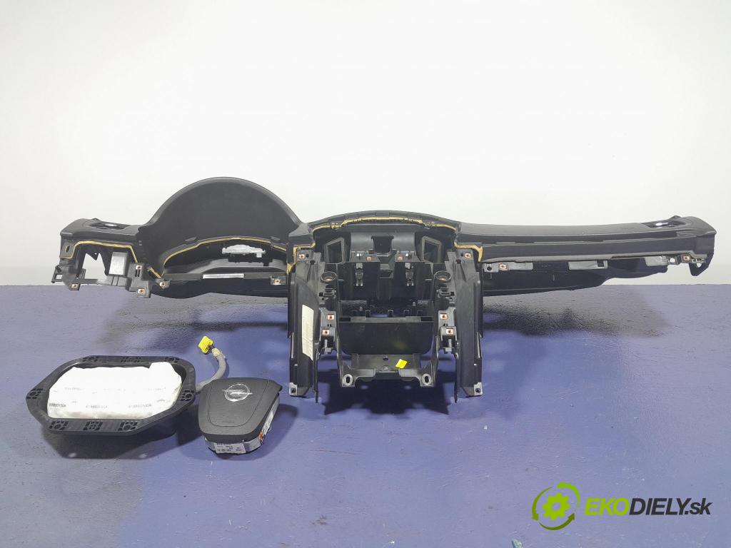 Opel Insignia 2014 kokpit,pristrojová doska