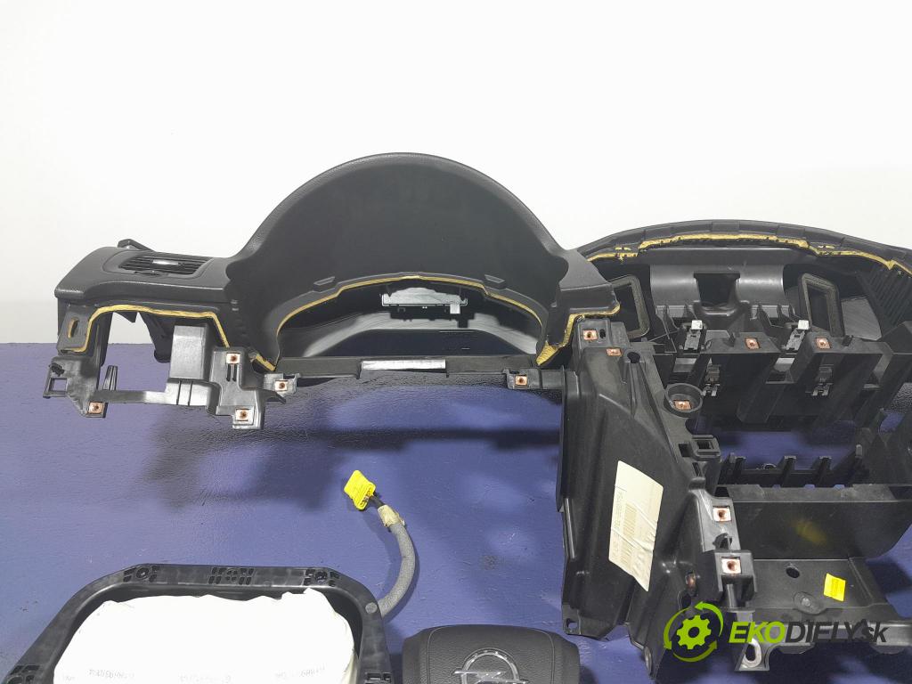 Opel Insignia 2014 kokpit,pristrojová doska