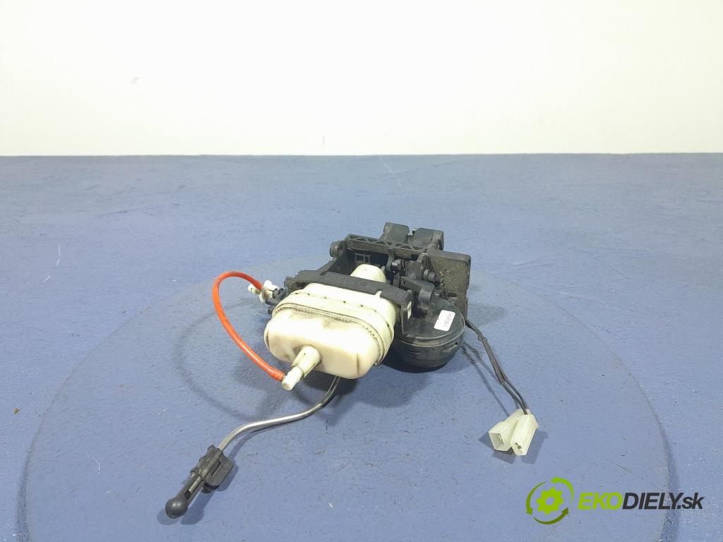 Mercedes S-klasa 2004 zámek Klapky: kufr A2207500185