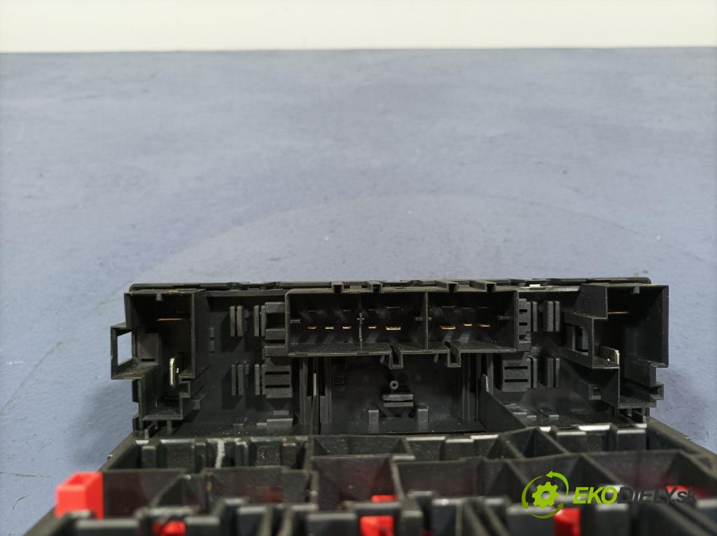 Vw Passat 2009 řídící jednotka 3C8937049R