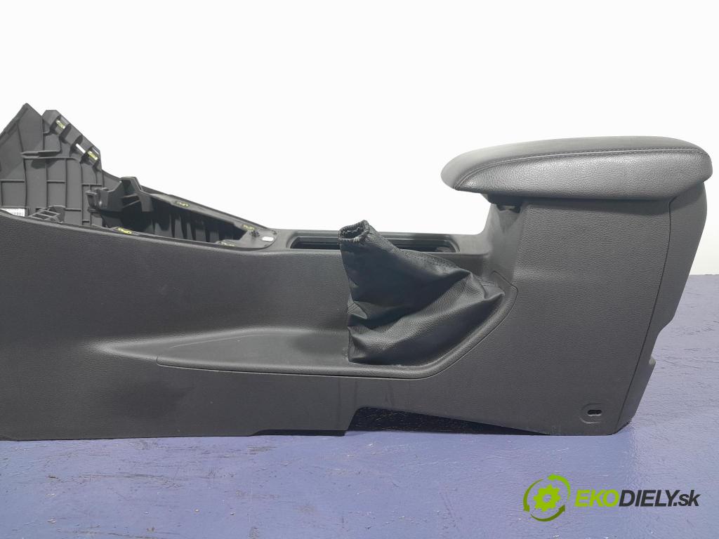 Ford Focus 2017 loketní opěrka