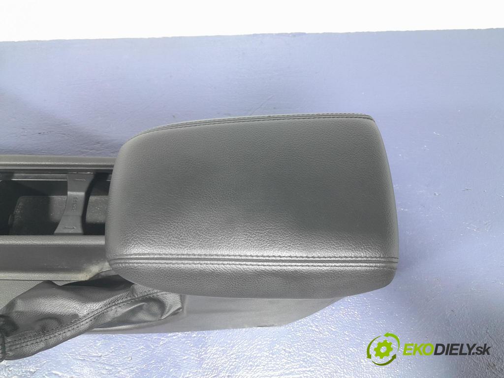Ford Focus 2017 loketní opěrka