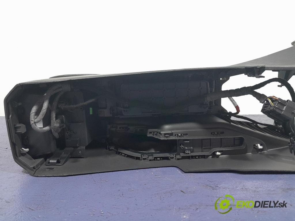 Ford Focus 2017 loketní opěrka