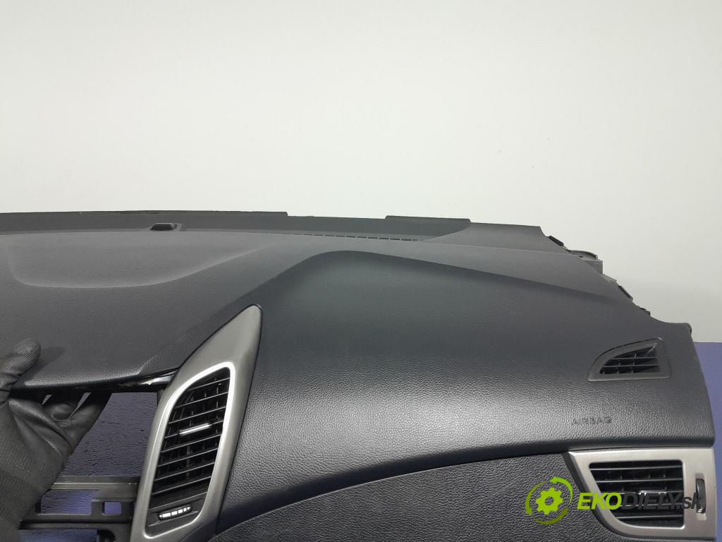 Hyundai I30 2013 kokpit,přistrojova deska