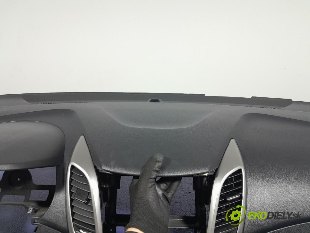 Hyundai I30 2013 kokpit,přistrojova deska