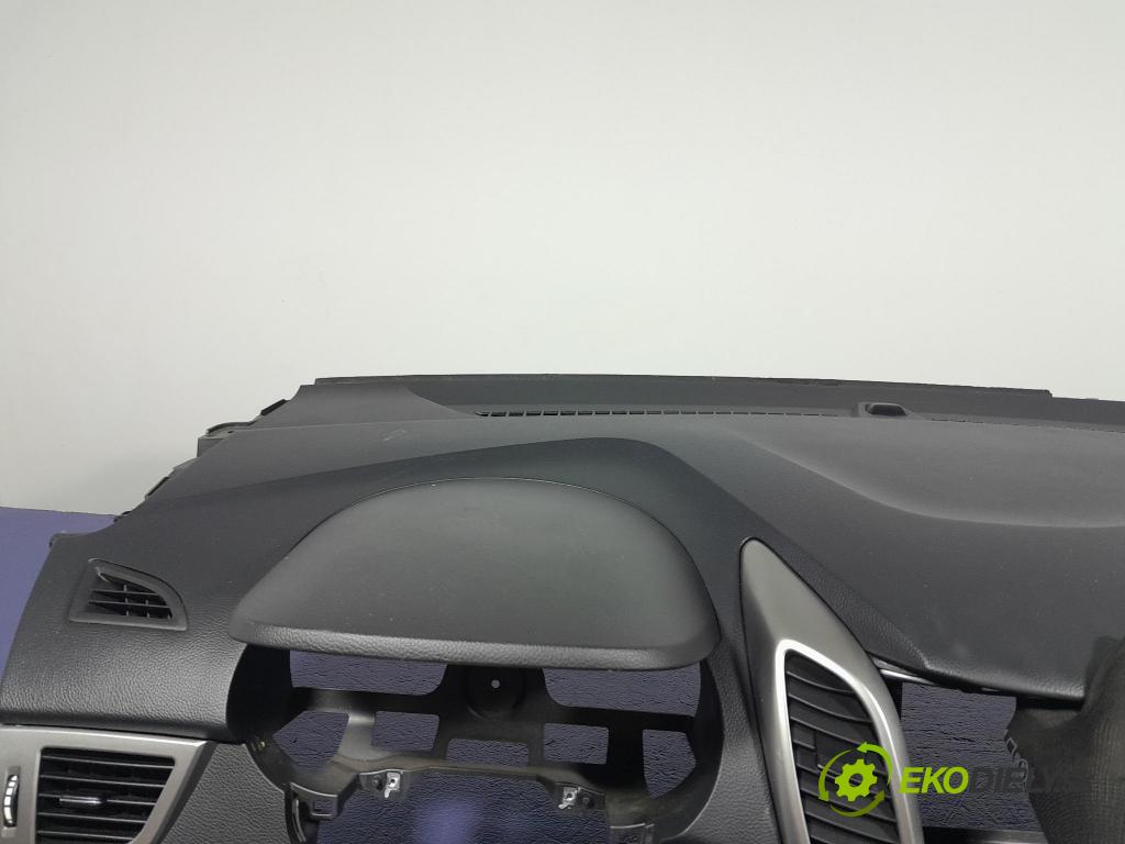 Hyundai I30 2013 kokpit,přistrojova deska