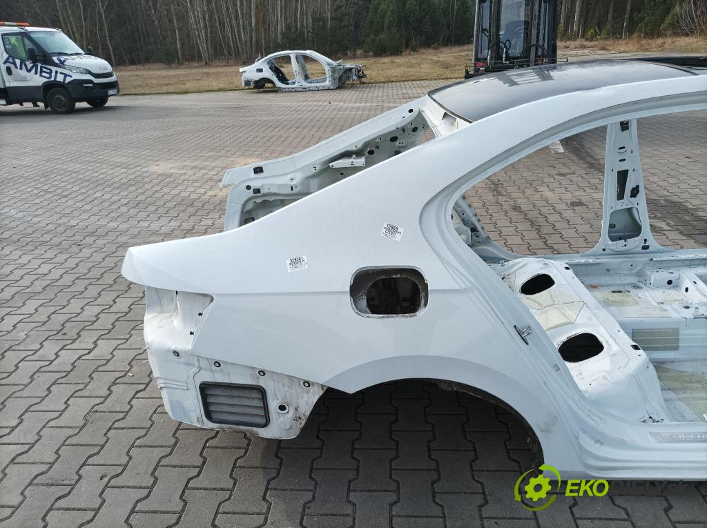 Skoda Superb 2019 blatnik Zad: v pravo: