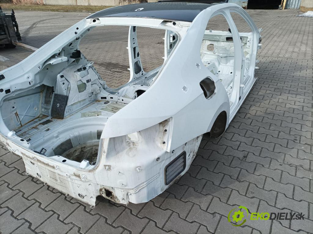 Skoda Superb 2019 blatnik Zad: v pravo: